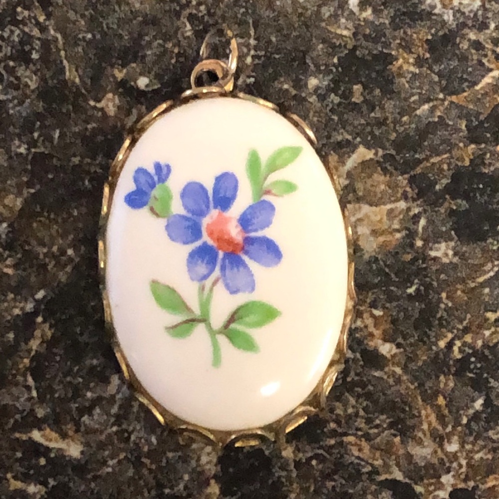 Vintage ceramic flower pendant 1”